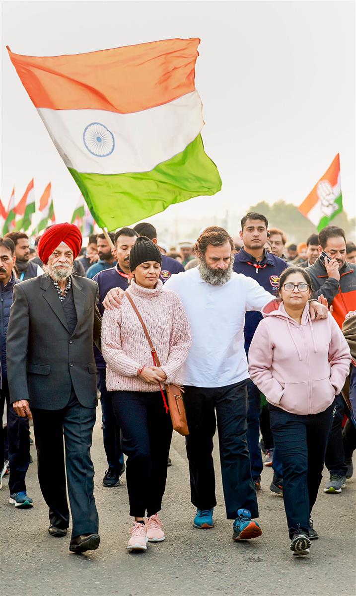 In Jammu, Rahul says Cong to do all it can to restore statehood