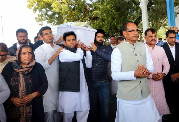 Ex-Union minister Sharad Yadav cremated in MP village