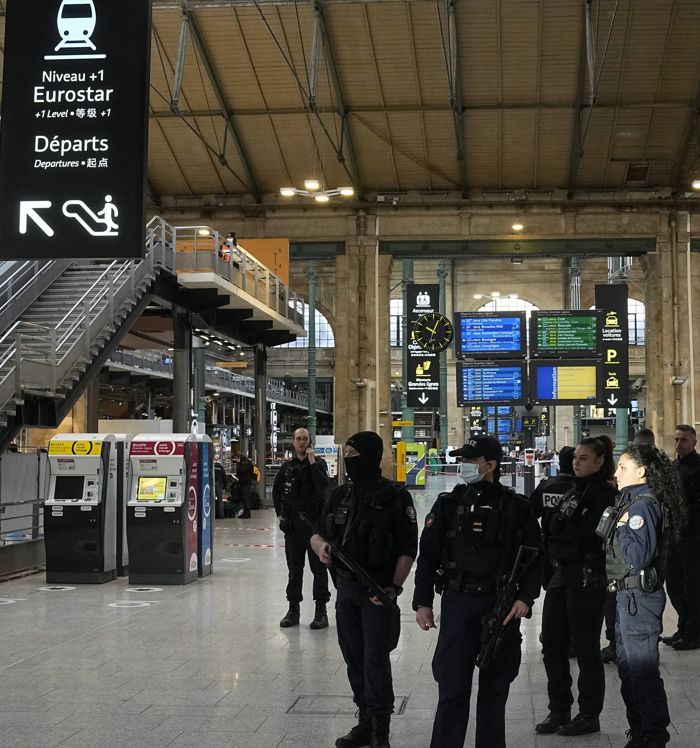 6 stabbed at Paris train station, attacker shot at