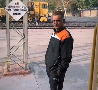 ‘He walks with me until I disappear’: Guy shares video of his father dropping him off on railway station, netizens create emotional stir