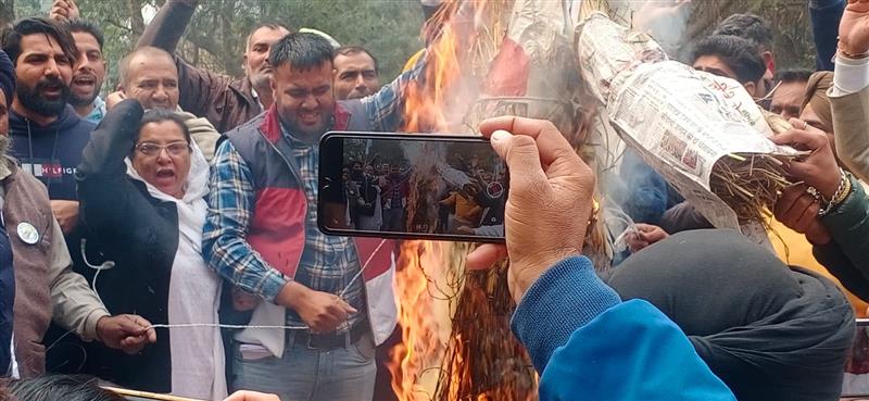 Haryana increases sugarcane prices by Rs 10 per quintal; farmers term it cruel joke, burn CM effigy
