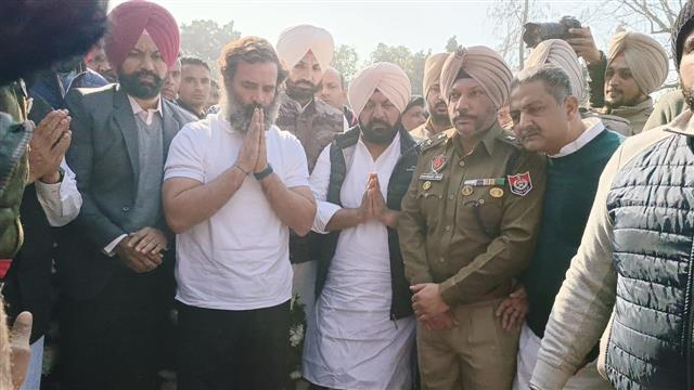 Cong MP Chaudhary Santokh Singh cremated in native village in Jalandhar; Rahul Gandhi, state leaders attend last rites