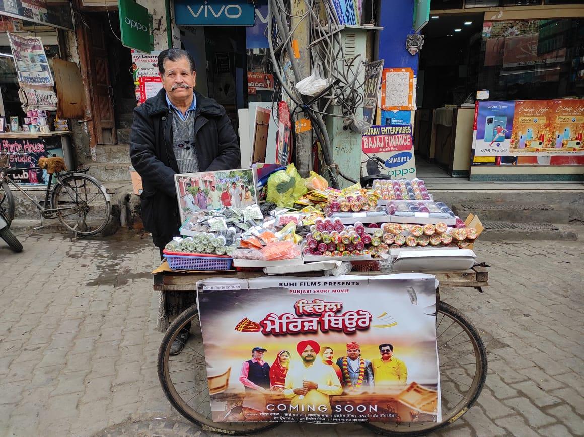 Acted with Bhagwant Mann once, veteran Punjabi film actor Kulwant Rai Bajaj now sells candies on cart