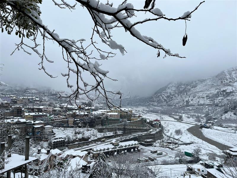 Higher reaches of Himachal Pradesh experience snow; Shimla gets rain
