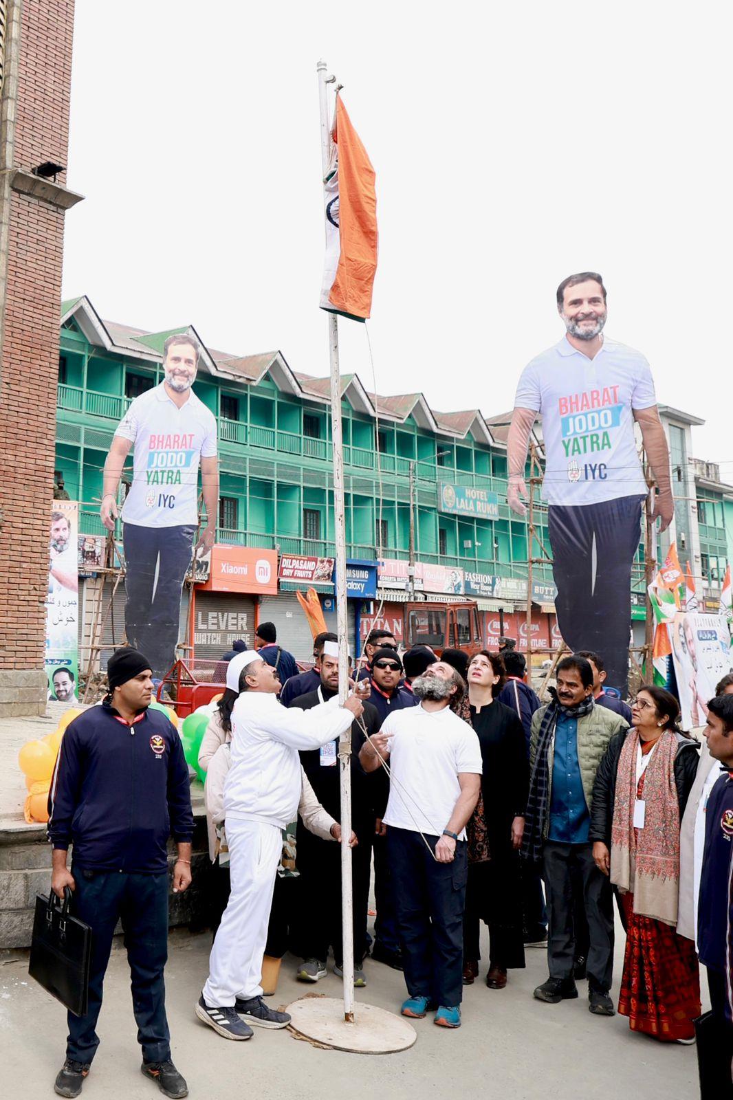Bharat Jodo Yatra: Rahul Gandhi unfurls National Flag at Srinagar's Lal Chowk