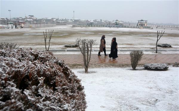 Fresh snow in parts of Kashmir; Srinagar-Jammu National Highway closed
