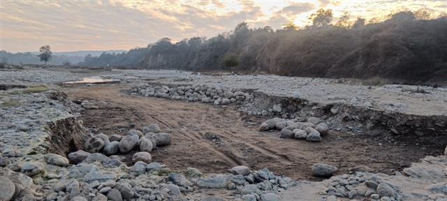 Palampur: Illegal mining rampant, Beas tributary changes its course