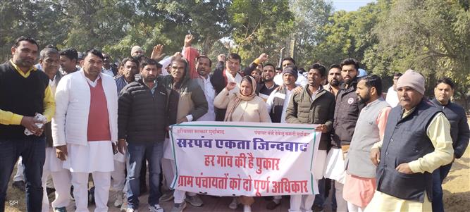 Sarpanches of Hisar district stage protest against e-tendering of panchayat works