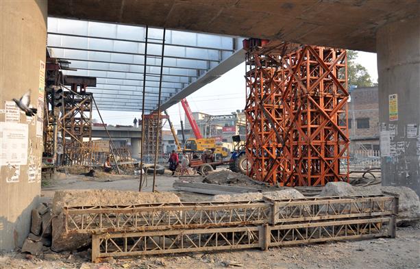 Safety measures go for a toss at construction sites