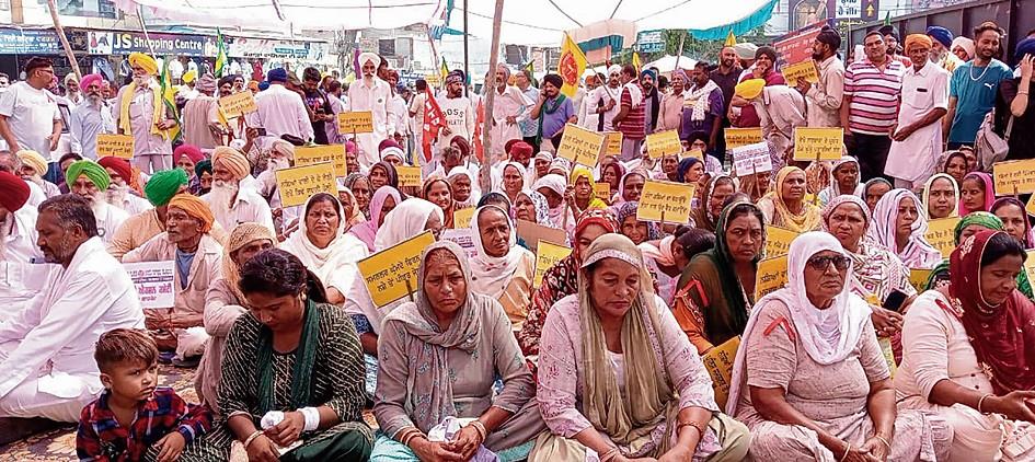 Baupur Bet residents hold sit-in outside police station