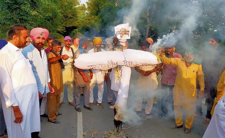 Truckers burn Punjab Vidhan Sabha Speaker’s effigy