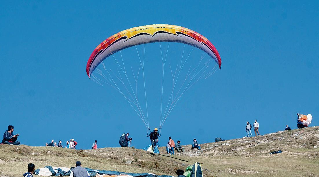 Himachal Govt mulls action against illegal paragliding schools