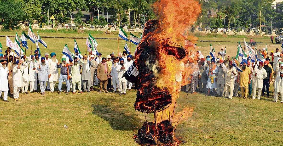 Amritsar: Farmers' body burns effigies of Union Govt, corporate houses