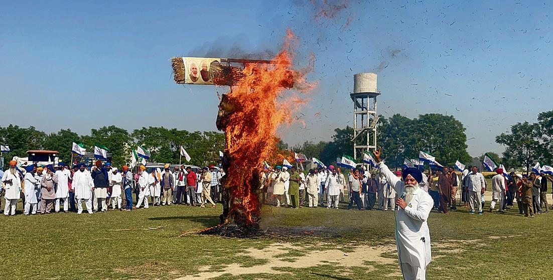 Farmers burn Centre’s effigy over demands