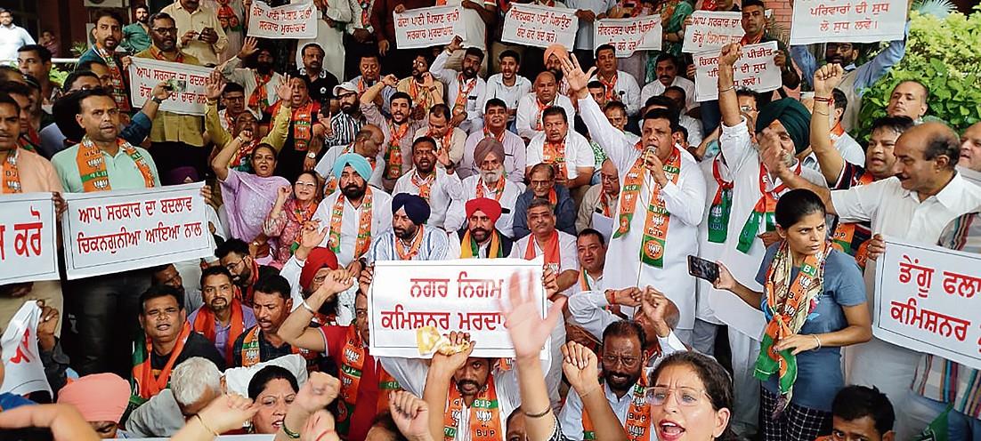 BJP workers hold protest over Amritsar civic body, district admn’s failure
