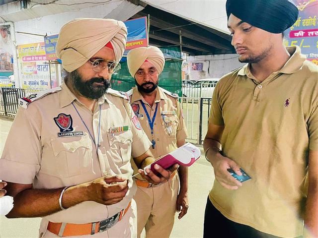 Khanna police go digital way,  get 10 e-challaning machines