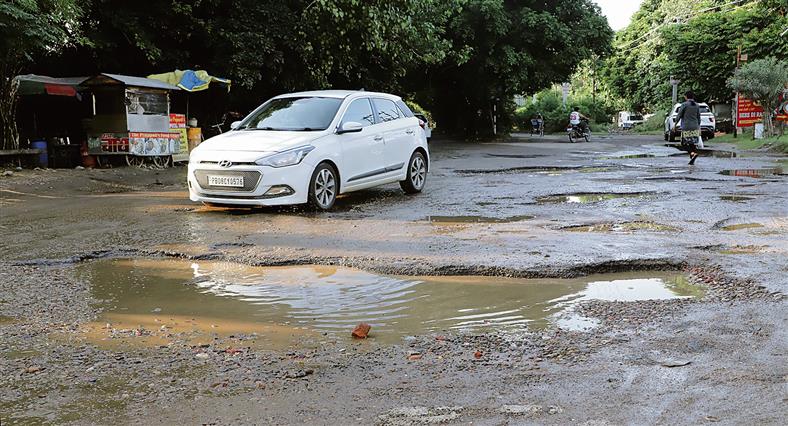 Perilous Garha road puts commuters’ lives at risk