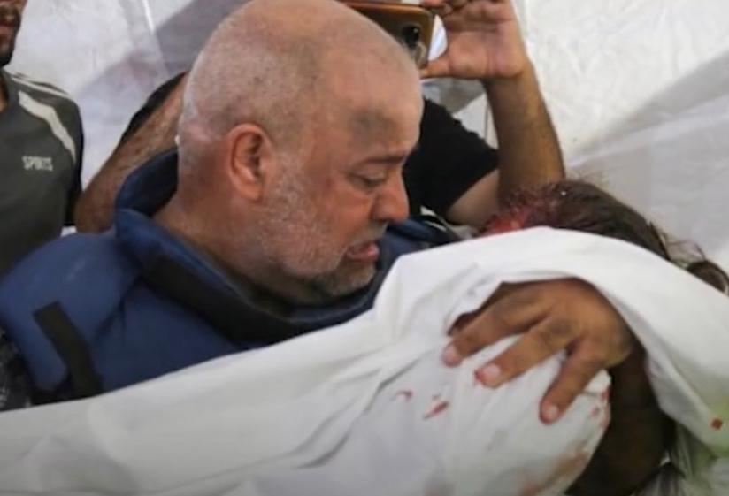 Un videoclip sfâșietor cu un corespondent Al Jazeera din Gaza plângând pentru cadavrul fiului său;  Soția și fiica lui au fost, de asemenea, ucise într-un raid israelian