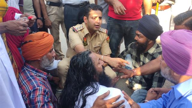 Minor scuffle breaks out between protesters, policemen in Phagwara
