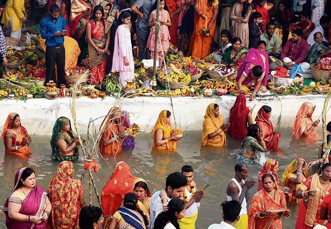 Devotees throng Yamuna ghats in Delhi for Chhath Puja