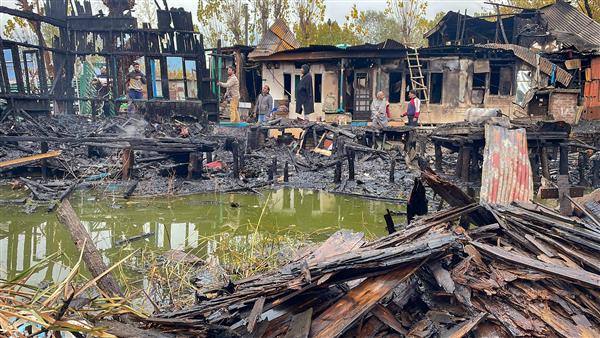 3 tourists from Bangladesh charred to death, 5 houseboats gutted in Dal Lake blaze in Kashmir