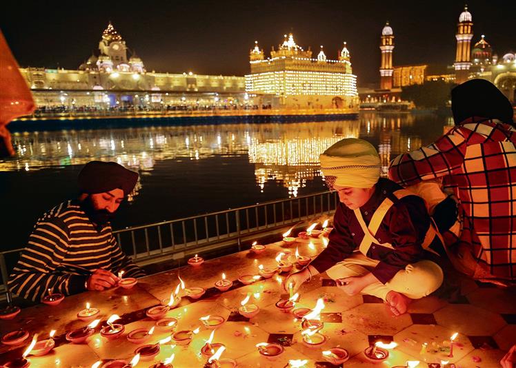 Thousands offer prayers at Golden Temple to mark Guru Nanak's Parkash Purb