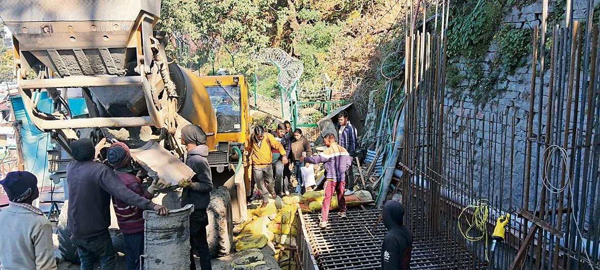Construction machine disrupts traffic in Shimla