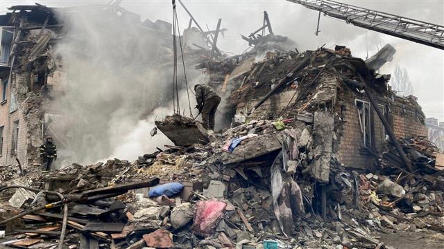 Russian missile strikes in eastern Ukraine tear through buildings, bury families in rubble