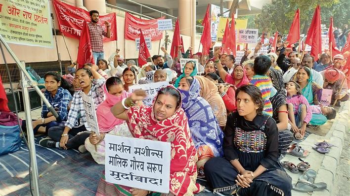 Employees' unions protest in support of expelled labourers