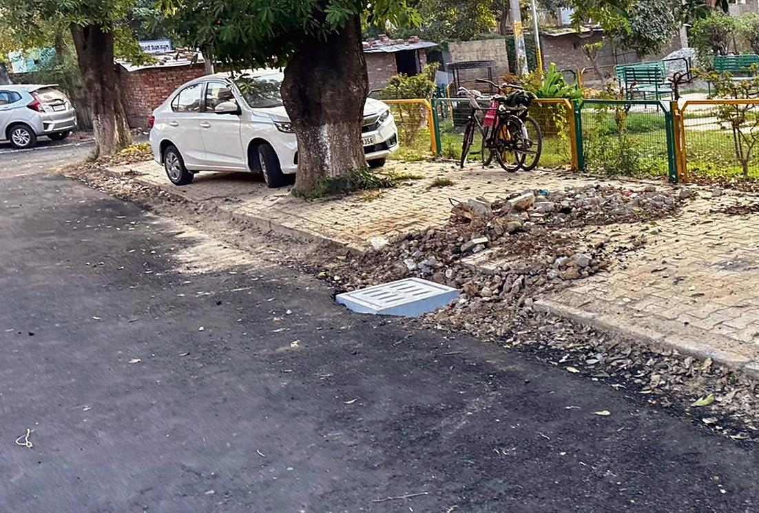 Jalandhar: Residents allege use of substandard material in road recarpeting work