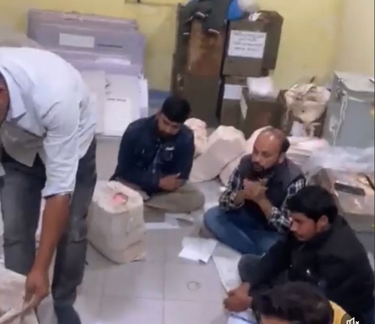 'Yeh to do December ko khulne the'; Congress leader accuses Balaghat collector of taking postal ballots out of strong room in viral video