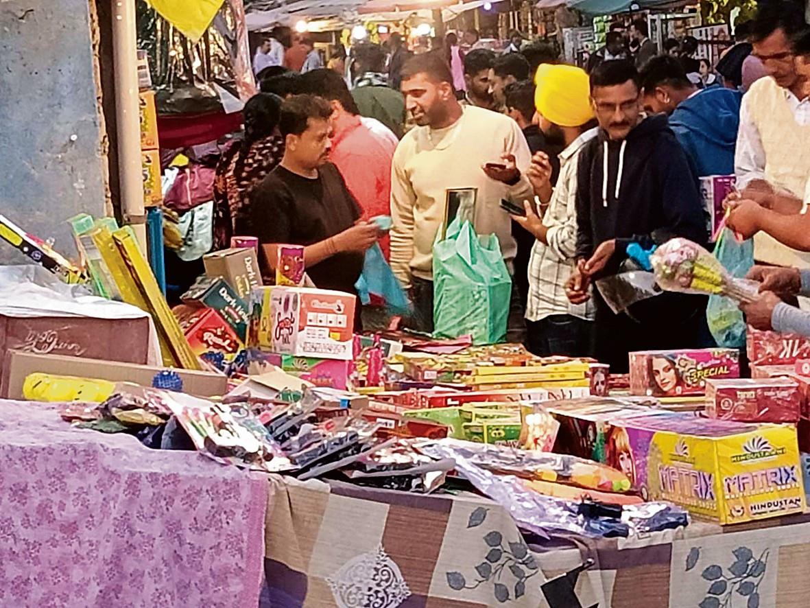 Defying curbs, crackers sold  at crowded markets in Nurpur