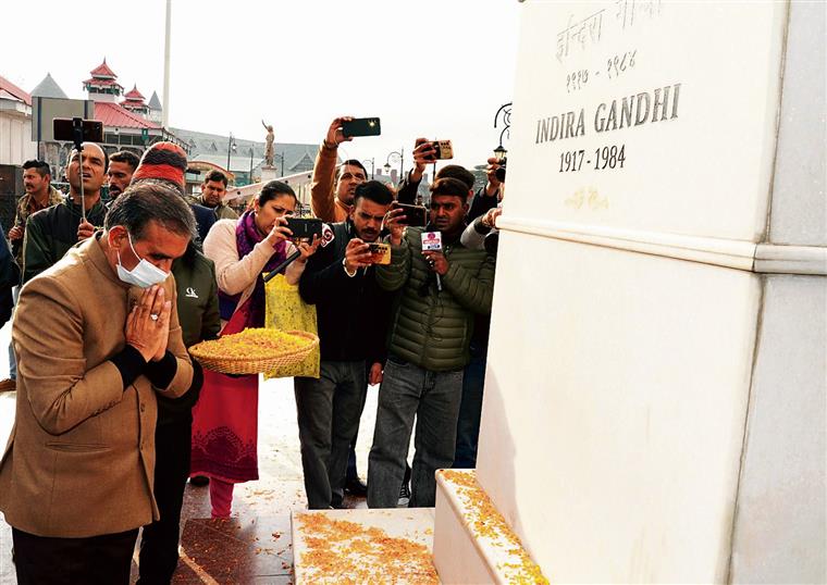 Himachal Congress leaders pay tributes to Indira