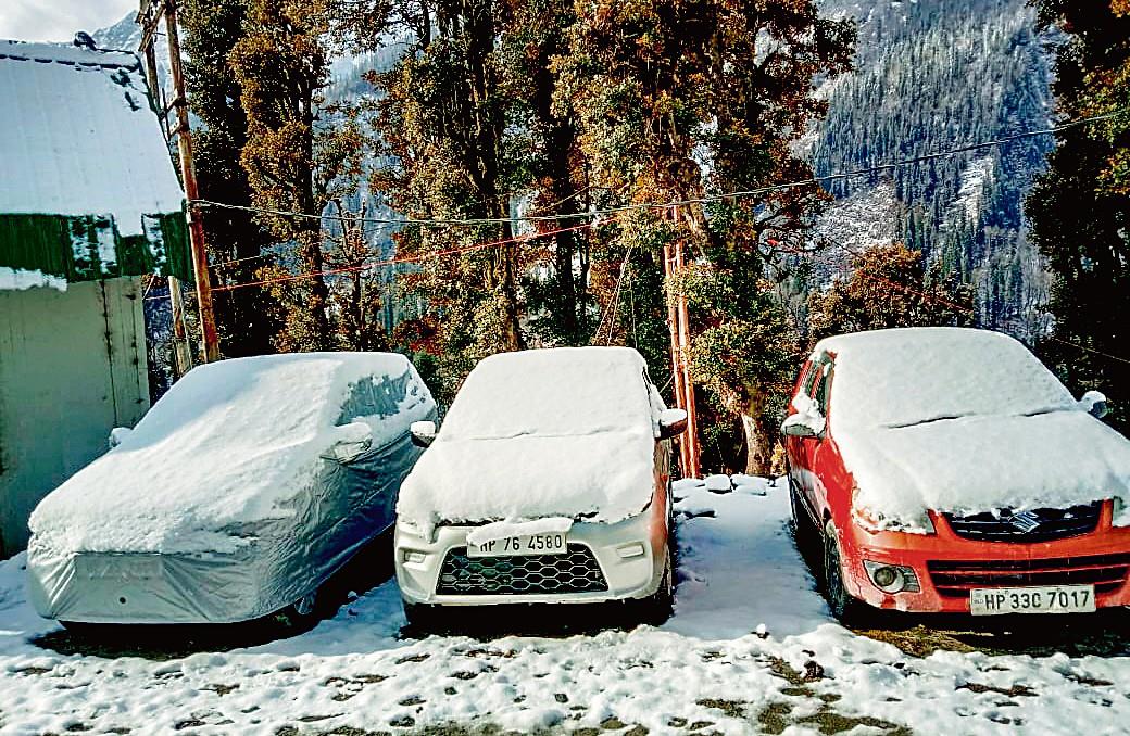 Snowfall in higher reaches of Himachal, temperatures plummet