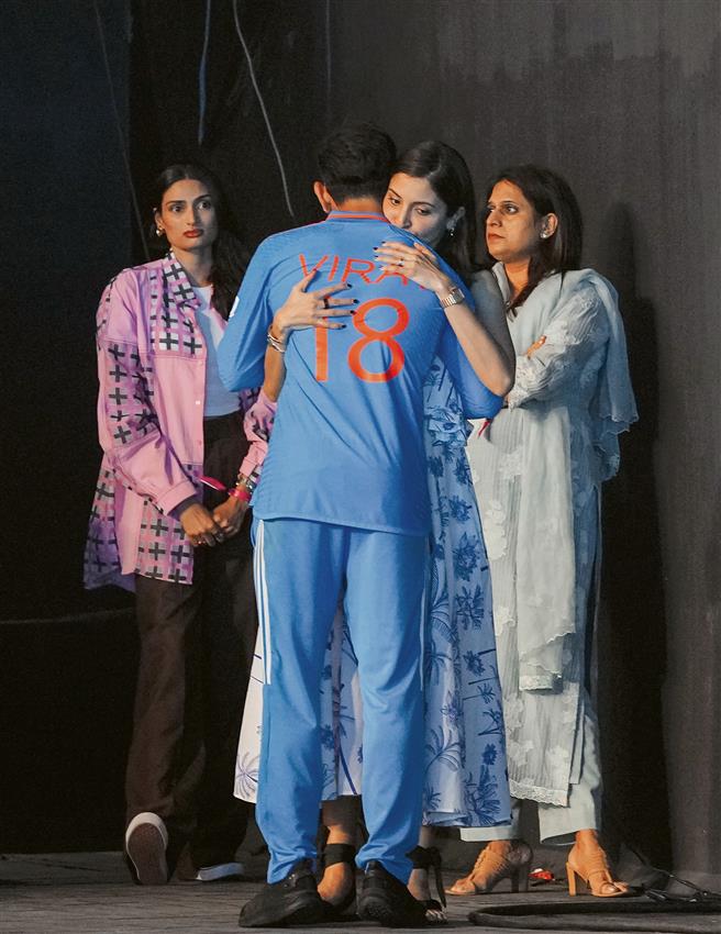 Anushka Sharma hugs Virat Kohli after team India's loss in the World Cup 2023 final match in Ahmedabad. Photo goes viral