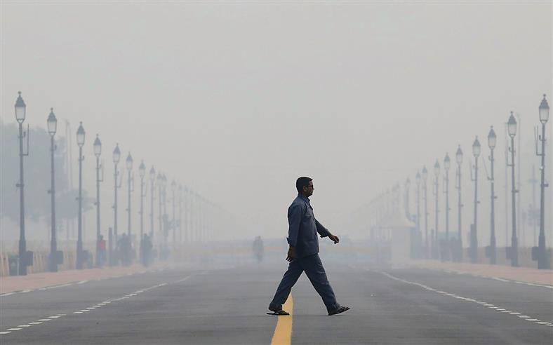 Delhi continues to reel under pollution, AQI recorded at 372