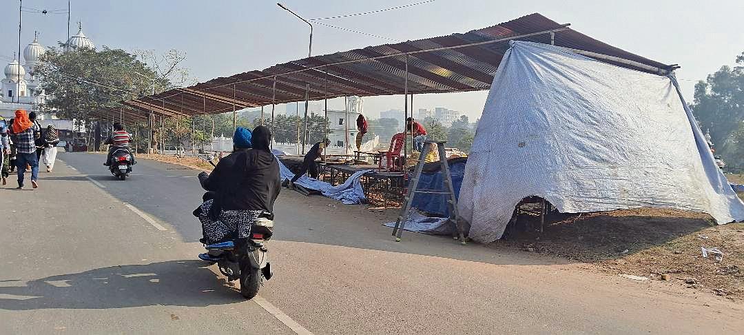 Shaheedi Jor Mela: Despite ban, temporary stalls being set up along road leading to Fatehgarh Sahib gurdwara