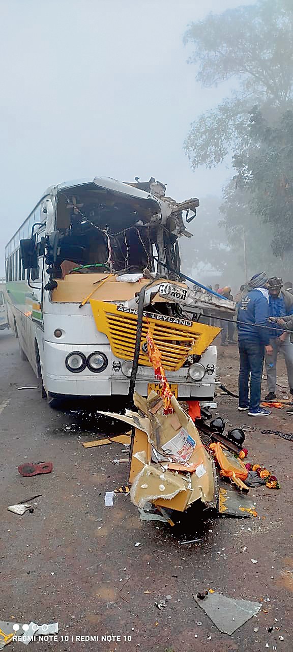1 killed, 10 hurt as bus rams into truck near Naushehra Pannuan
