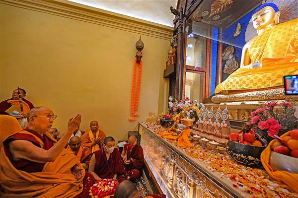 Dalai Lama offers prayers at Mahabodhi temple in Bodh Gaya