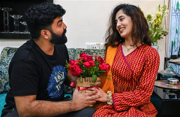‘Phuchka’ date: Kolkata man will treat Pak fiancee with street food ahead of wedding