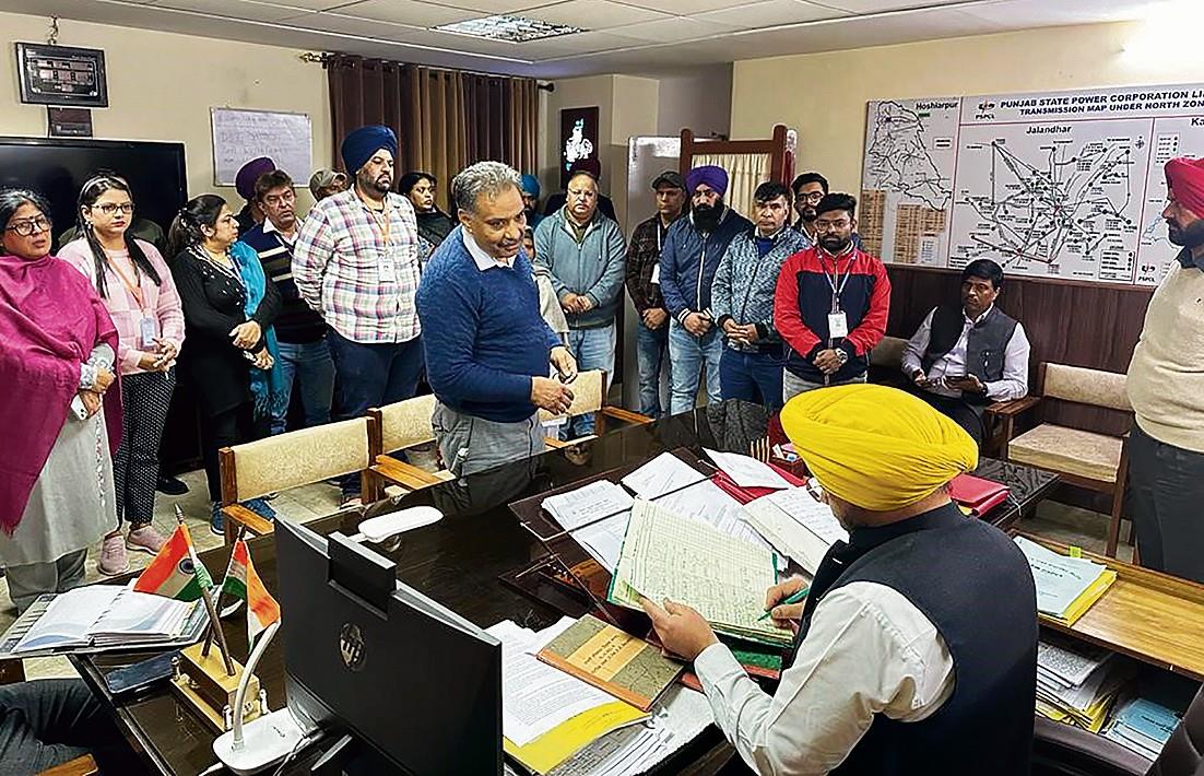 Punjab Power Minister Harbhajan Singh ETO conducts surprise inspection at PSPCL office in Jalandhar