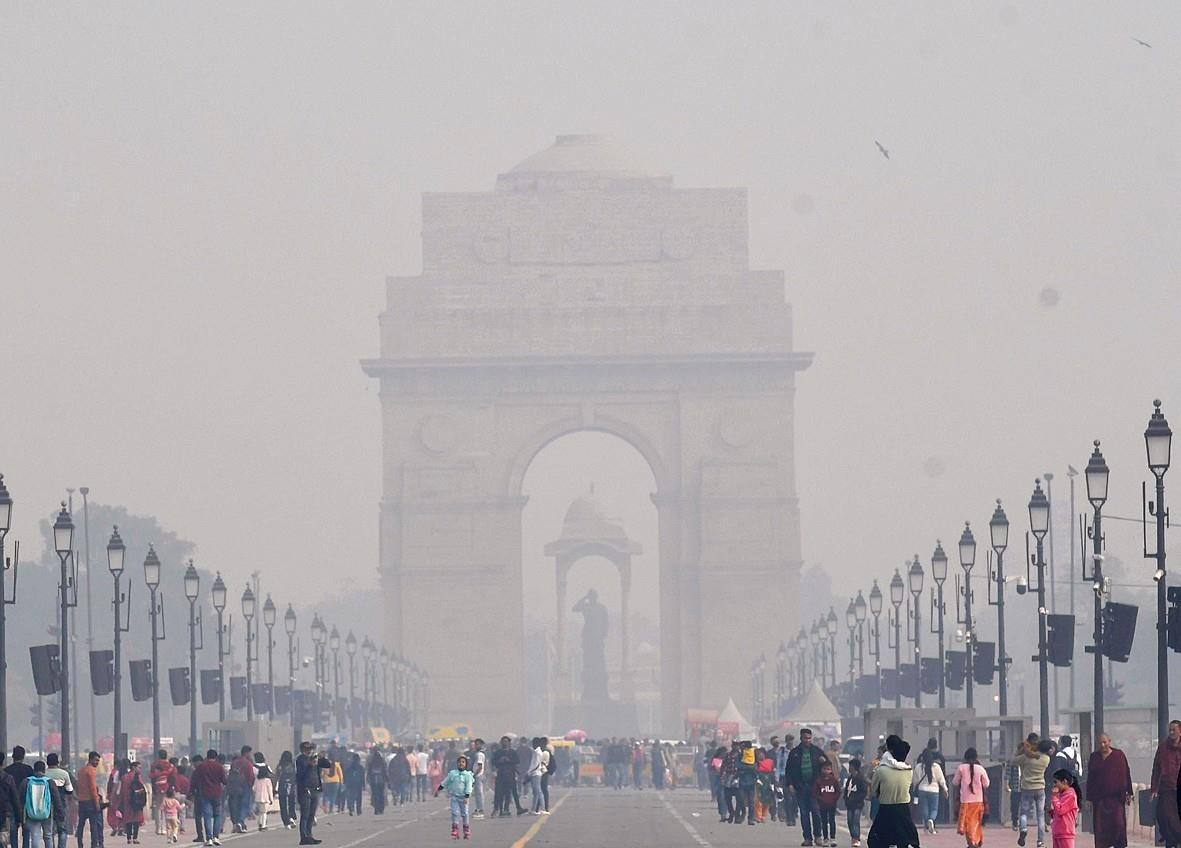 Dense fog engulfs Delhi, air quality remains ‘very poor’