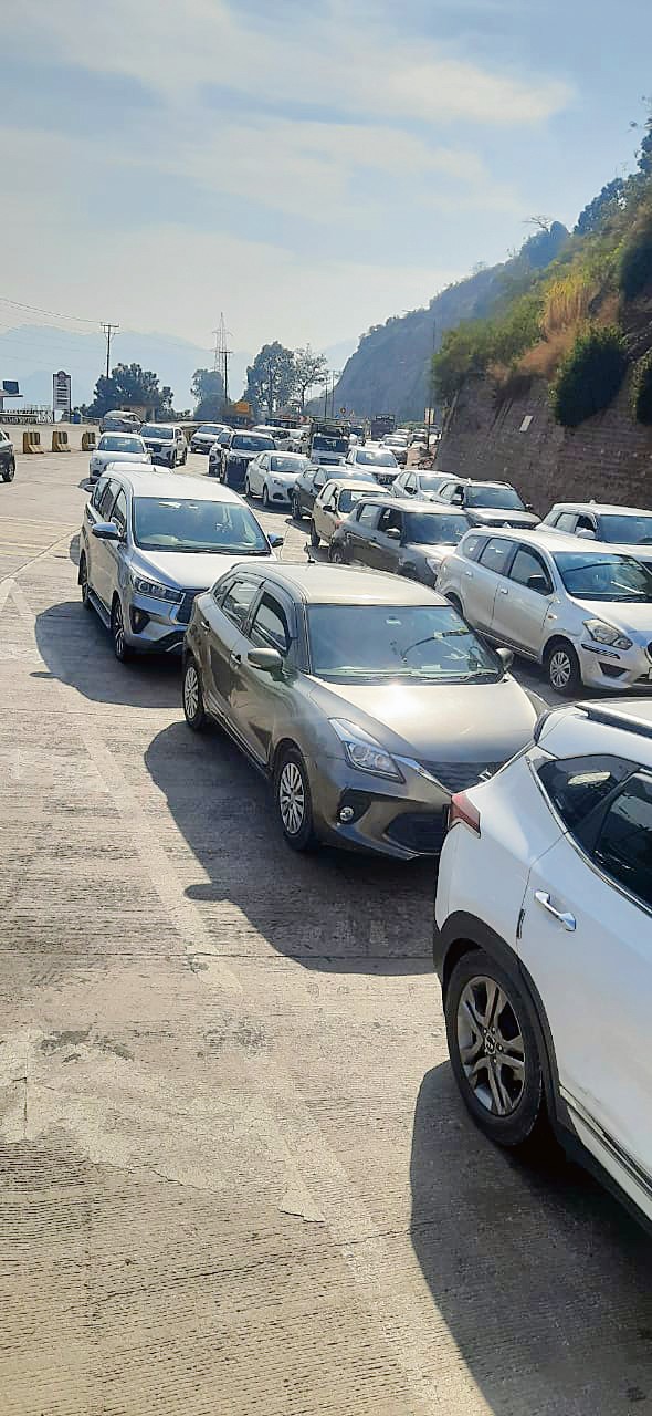 Extended weekend leads to traffic chaos on Kalka-Shimla NH