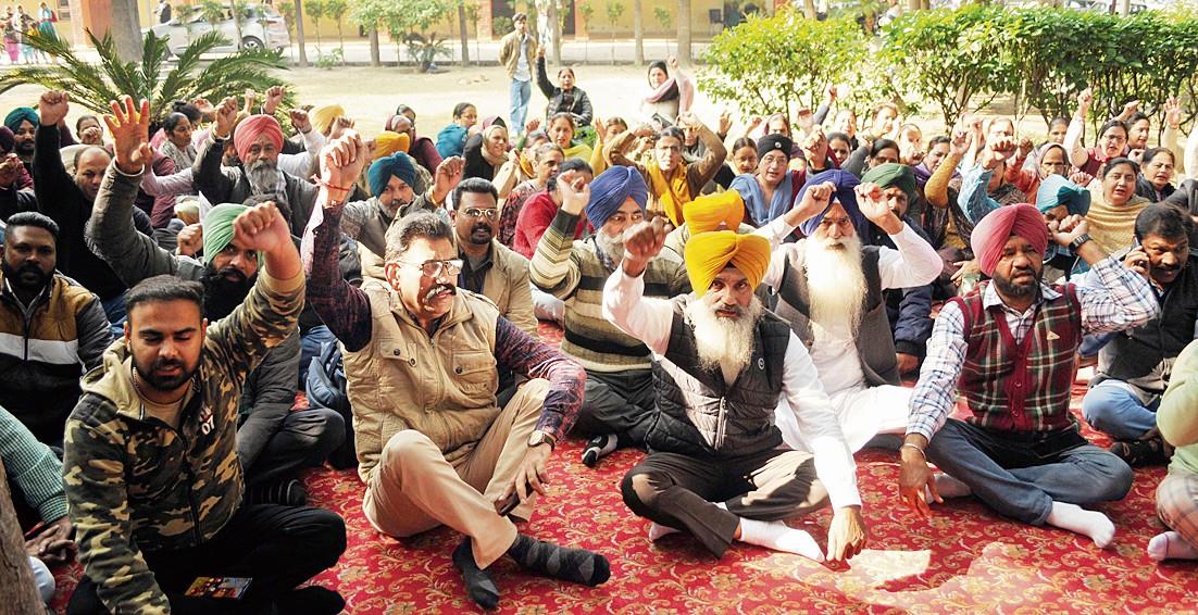 Health Department employees stage protest in support of ministerial staffers’ demands in Amritsar