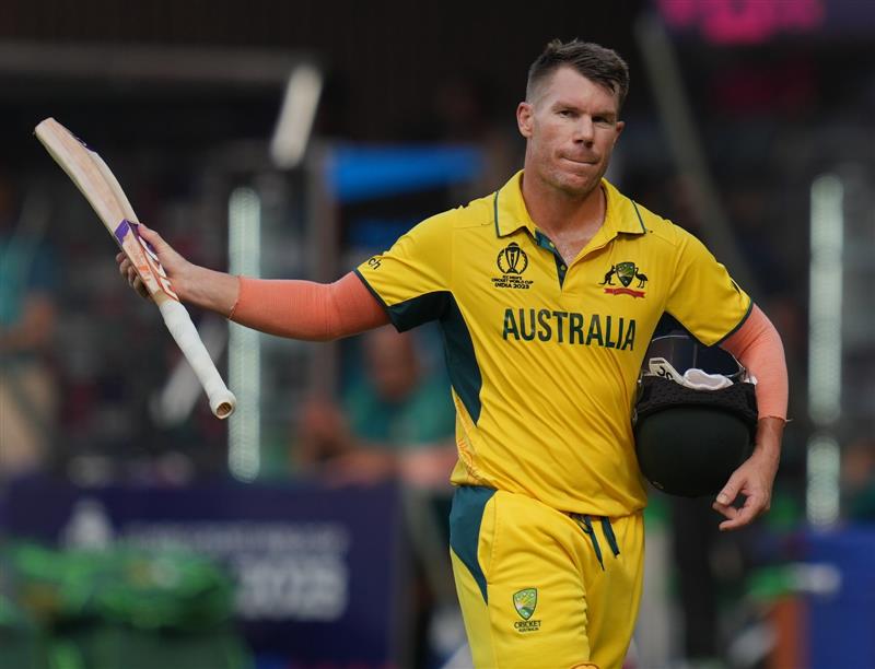 Warner's powerful 164 in farewell series leads Australia to 346-5 on opening day against Pakistan