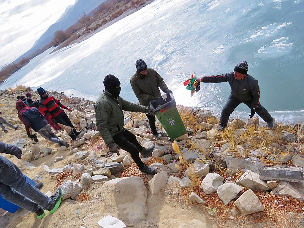 Army men, locals remove litter from Indus banks