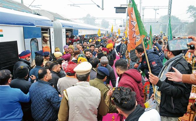 AAP, BJP in credit war over train’s halt