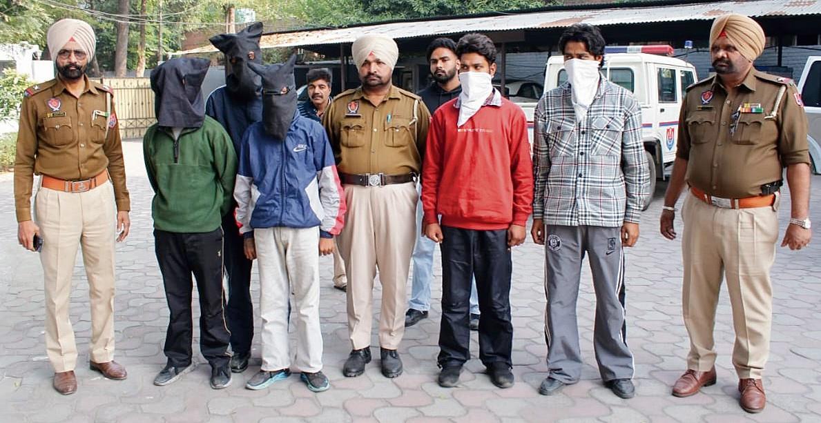 5 gangsters held, 8 pistols seized