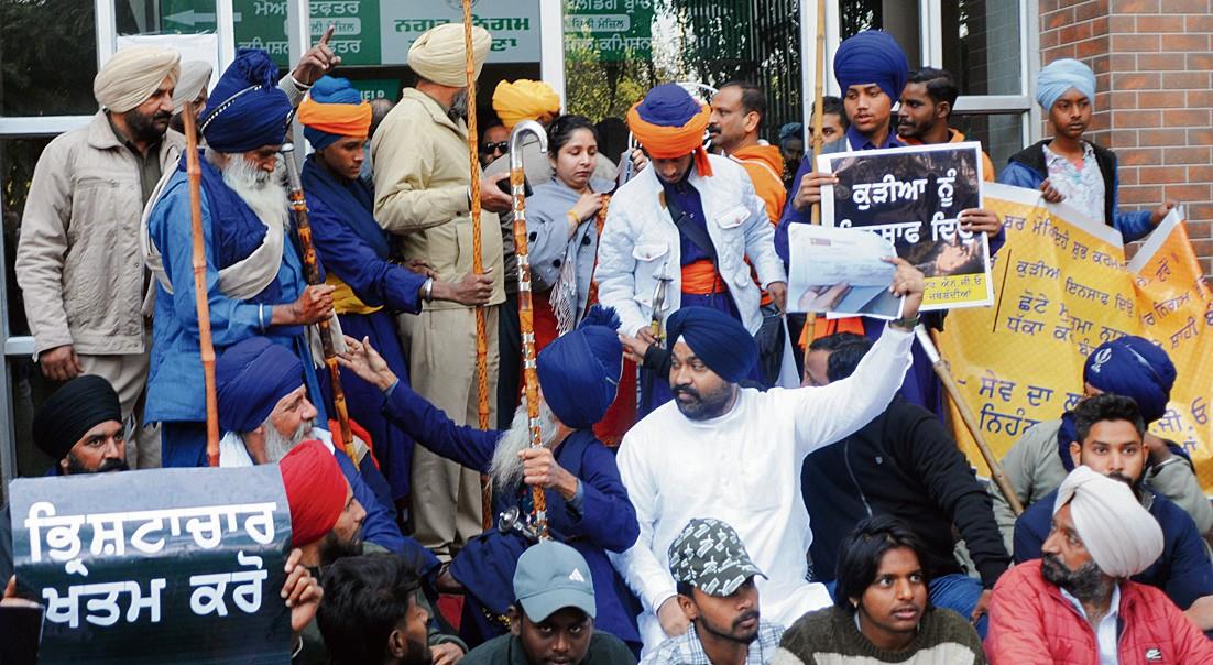 Allegation of ‘harassment’ by civic body officials: Protesters block Ludhiana MC’s Zone D office entrance in clerk’s support