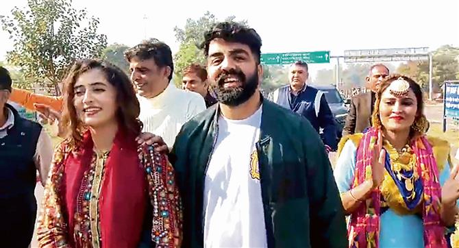 Pakistani woman reaches Attari to marry Kolkata man